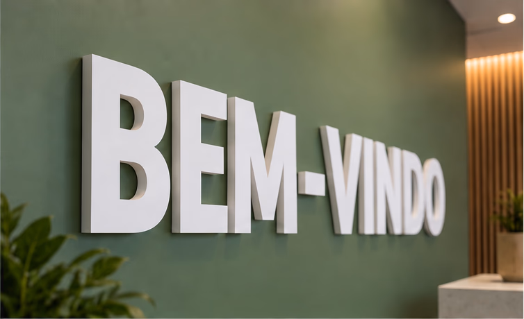 Letra caixa branca formando a palavra bem-vindo em parede de recepção