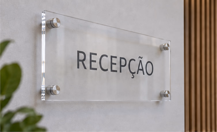 Placa de acrílico com prolongadores identificando a recepção